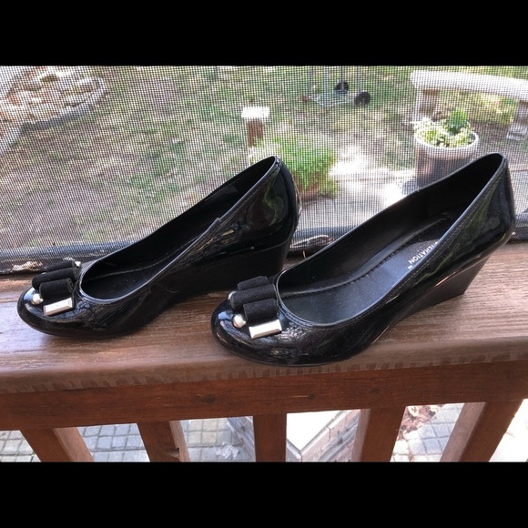 New BCBG Black Patent Leather Wedges 5.5 - Picture 1 of 4